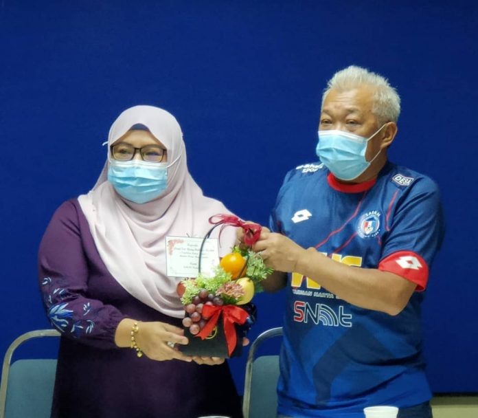 PENGHARGAAN..Bung menerima cendera kenangan dari Ketua Pergerakan Wanita Umno bahagian Keningau Salbiah Suhaimi selepas majlis tersebut.