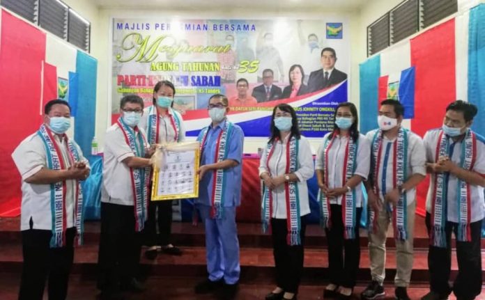 The 35th PBS N4 Matunggong and N5 Tandek Joint Annual General Meeting organising chairman, Lu Kim Yen, presenting souvenir to PBS President Datuk Seri Dr Maximus Ongkili after the launching of the event on Thursday.