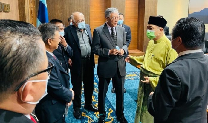 Ketua Menteri, Datuk Seri Hajiji Haji Noor berbincang bersama ahli lembaga pengarah Invest Sabah Bhd selepas mempengerusikan Mesyuarat Lembaga Pengarah Invest Sabah Bhd di bilik mesyuarat di pejabatnya di Pusat Pentadbiran Negeri Sabah (PPNS) di Kota Kinabalu, hari ini.
