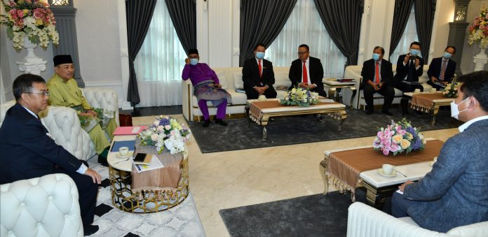 Chief Minister Datuk Seri Hajiji Haji Noor in conversation with SK Nexilis VP Lee Hyun Woo (extreme right) while Deputy Chief Minister Datuk Dr Joachim Gunsalam (second right) looks on.