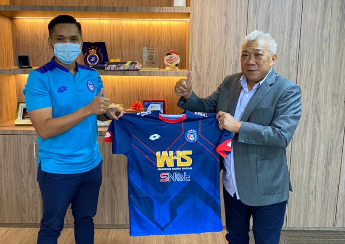 TERIMA..Bung Moktar menerima  jersi yang digunakan Sabah FC dari pengurus pasukan Sabah FC Ahmad Marzuki Nasir di pejabatnya kemarin