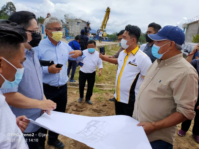 TURUN PADANG Bung bersama Pembantu Menteri Datuk Robert Tawik,Datuk Limus ,Pengarah Air Edward Dan Pengarah JKR Ir Ali Ahmad ketika meninjau kemajuan kerja kerja pembinaan Loji Air di kampung Limbawang .