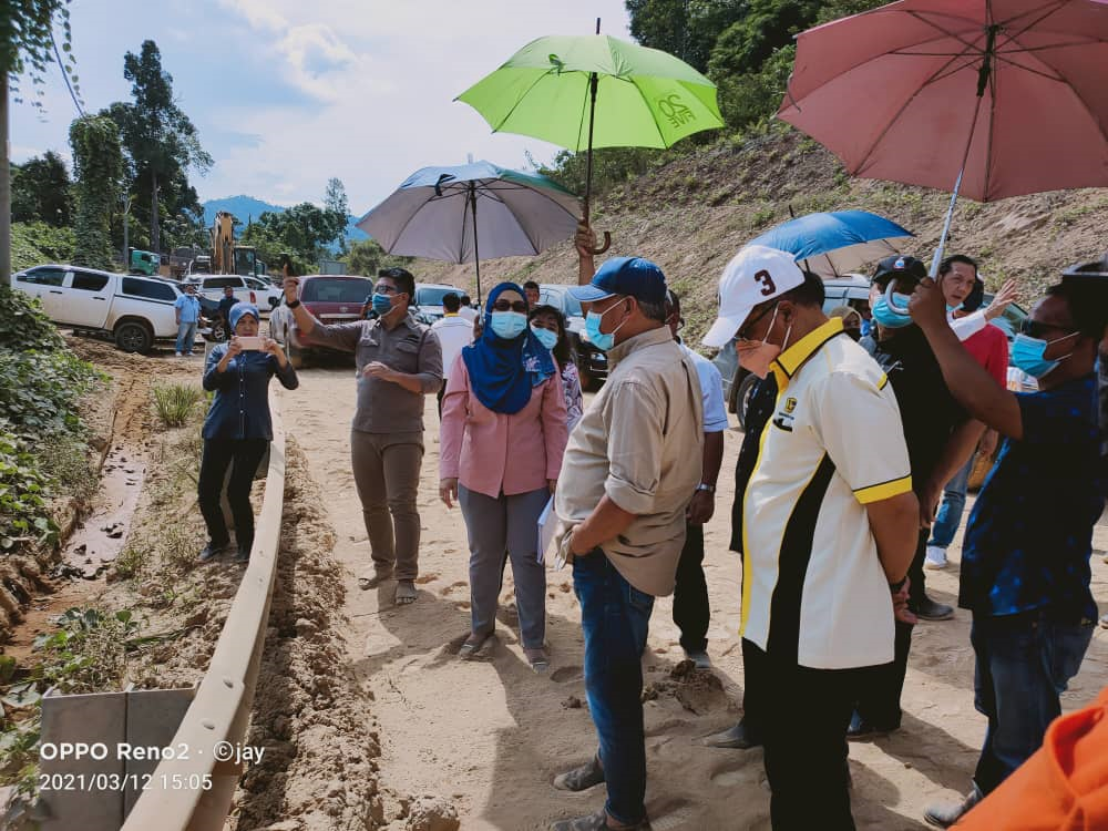 RUNTUH..Bung di berikan penjelasan oleh Pengarah JKR Ir.Ali Ahmad ketika meninjau cerun runtuh di jalan montineor Hologilat Beaufort