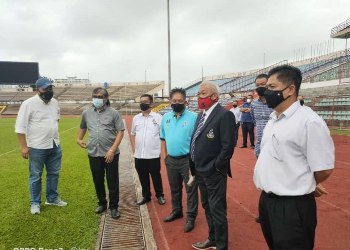 Bung Moktar diiringi Setiausaha Agung SAFA, Benedict Asmat (kanan sekali), penolongnya Azman Mastar dan Setiausaha Esekutif SAFA, David Wisom ketika turun menyaksikan pemain-pemain Sabah menjalani latihan di Stadium Likas, baru-baru ini.