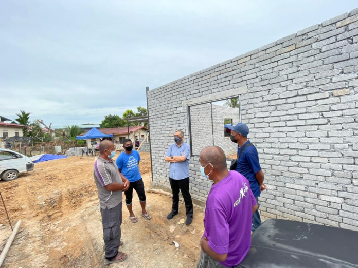 Salleh meninjau keadaan di lokasi kebakaran di Kampung Pirasan Lama, Kota Belud.