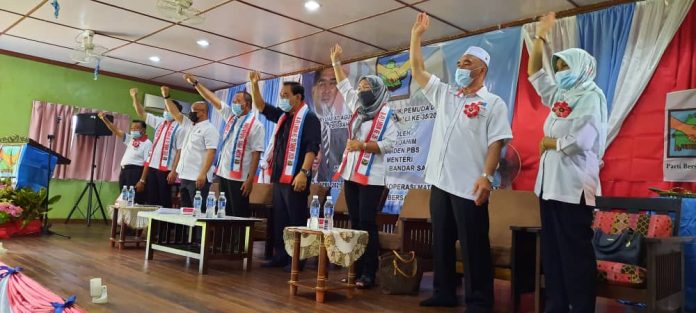 BERSATU BERSATU BERSATU .... Jahid bersama para pemimpin PBS yang hadir melaungkan slogan Bersatu PBS.