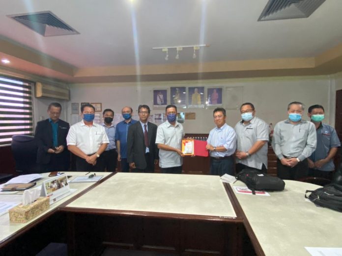 Dr Joachim Gunsalam (lima, kanan), Suymardi Mohd Yusof (dua, kiri) bersama dengan rombongan dalam lawtan kerja ke CIS, Kota Kinabalu.