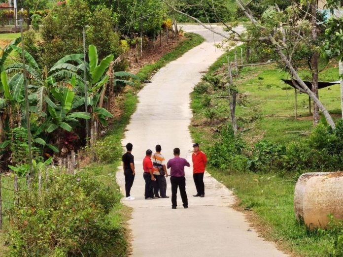 Datuk Ewon Benedick meninjau Jalan Kampung DUN Kadamaian