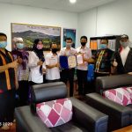 Guru besar SK Mantob Romie Boliku (empat dari kirii) menerima Surat Penghargaan Ucapan Tahniah dari wakil Kementerian Pendidikan Malaysia, Noor Azlee Juma'ah (empat dari kanan) semasa sesi lawatan pematuhan SOP asrama di SK Mantob pada 22 April lepas.