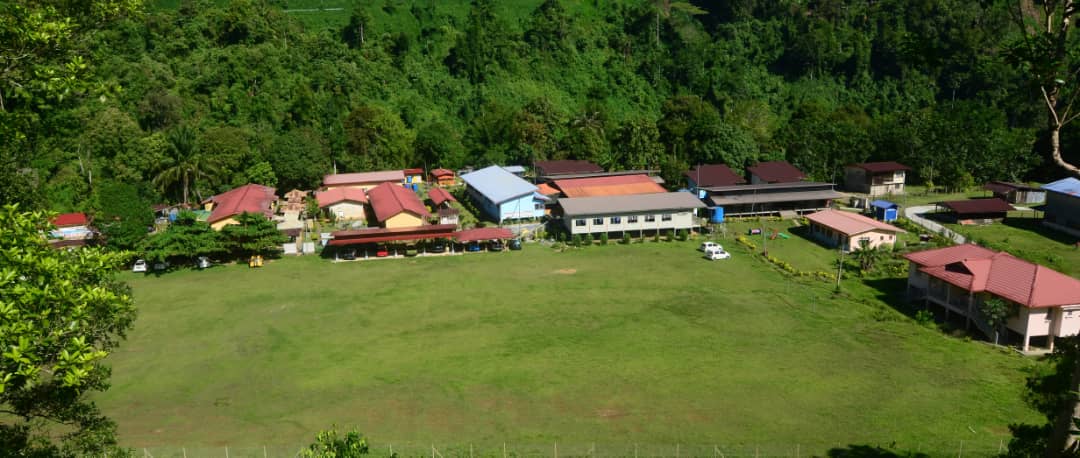 Guru besar SK Mantob Romie Boliku (empat dari kirii) menerima Surat Penghargaan Ucapan Tahniah dari wakil Kementerian Pendidikan Malaysia, Noor Azlee Juma'ah (empat dari kanan) semasa sesi lawatan pematuhan SOP asrama di SK Mantob pada 22 April lepas.