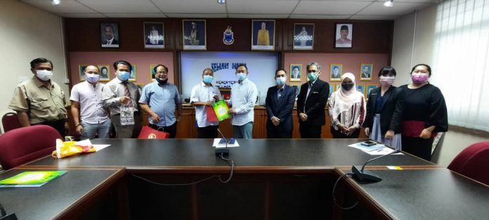 JAHID Menerima cenderahati daripada Noma Solution.