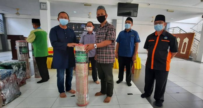 JAHID Bersama Aliamis menyerahkan sumbangan sejadah kepada masjid, surau dan sekolah pada majlis tersebut.
