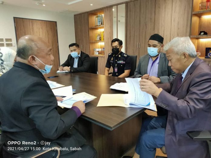 Bung Moktar Radin meneliti beberapa cadangan yang dikemukakan oleh JPJ Sabah semasa perjumpaan tersebut.