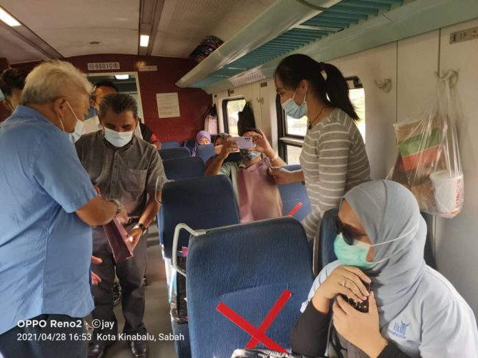 SERAH Bung ketika menyerahkan pek berbuka kepada salah seorang penumpang Pada program tersebut .