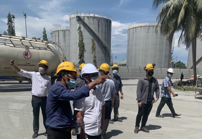 Sumardi Mohd Yusof (baju biru) sedang menunjukkan bilangan silo yang  ada dalam kilang CIS dan menerangkan proses pemuatan simen kepada Japlin