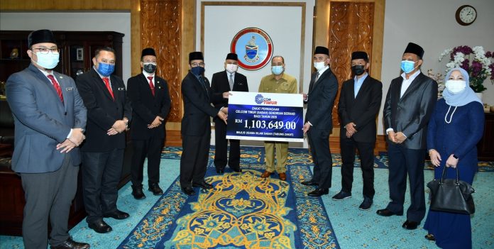 Ketua Menteri, Datuk Seri Hajiji Hj Noor menyaksikan penyerahan zakat perniagaan bagi tahun 2020 sebanyak RM1.1 juta daripada Celcom Timur (Sabah) Sendirian Berhad oleh Pengerusinya, Ahmad Rizal Dahli kepada Mufti Sabah, Datuk Bungsu @ Aziz Jaafar yang mewakili MUIS di Pejabat Ketua Menteri di Pusat Pentadbiran Negeri Sabah (PPNS) di sini pada Rabu.