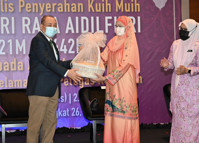 Hajiji menerima sumbangan kuih muih Hari Raya dari Datin Seri Panglima Hajah Julia Salag.