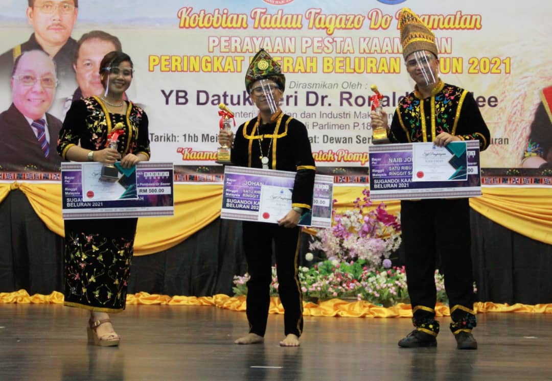 TAHNIAH... Fadle (tengah) merakam kenangan bersama pemenang yang lain