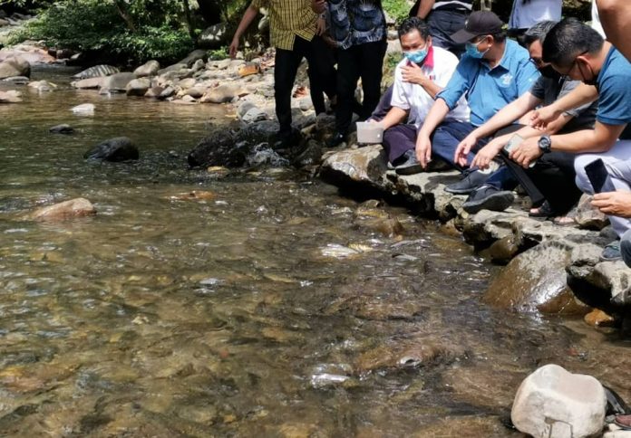 Tourism, Culture, and Environment Assistant Minister cum Sabah Tourism Board chairman Datuk Joniston Bangkuai (seated third right) visiting the Melangkap Tiong community-based eco-tourism product at Kampung Melangkap Tiong in Kadamaian, Kota Belud.