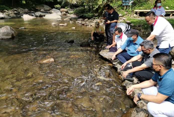 Pembantu Menteri Pelancongan, Kebudayaan, dan Alam Sekitar merangkap Pengerusi Lembaga Pelancongan Sabah Datuk Joniston Bangkuai (duduk tiga dari kanan) melawat eko-pelancongan komuniti Melangkap Tiong di Kampung Melangkap Tiong, Kadamian, Kota Belud.