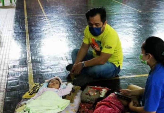 SIMPATI..Jamawi ketika melawat mangsa banjir yang dipindahkan di pusat penampatan sementara di Dewan Sk Chung Hwa Tenom.