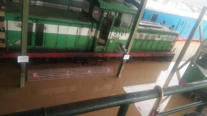 .Perkhidamatan kereta api Kota Kinabalu Beaufort Tenom turut terjejas ekoran landasan ditanggalami oleh banjir