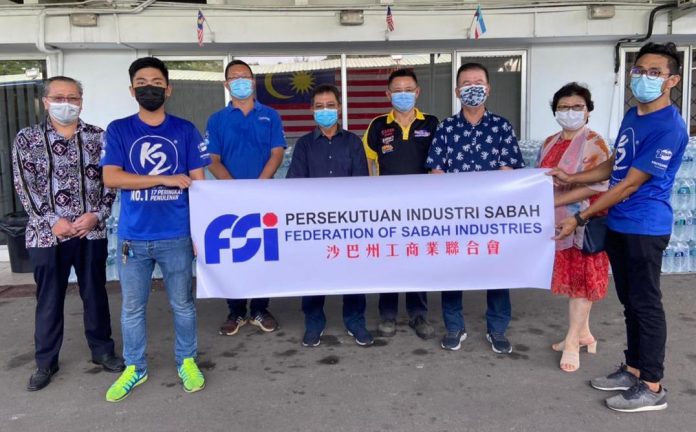 Dr. Joachim Gunsalam (empat, kiri) merakamkan gambar kenangan bersama dengan Pertubuhan bukan kerajaan (NGO) di Wisma Kewangan, Kota Kinabalu.