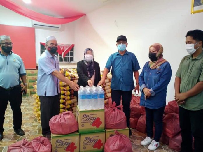 SERAH…Kelibatan Surinam mewakili SCP menyampaikan sumbangan kepada Ruslan sempana majlis tersebut.