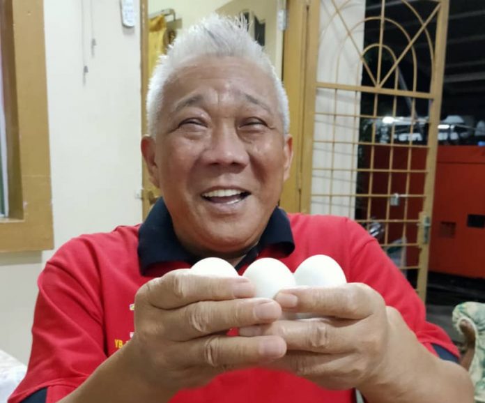 BERSELOROH ..Bung menunjukkan telur ayam untuk di rebus