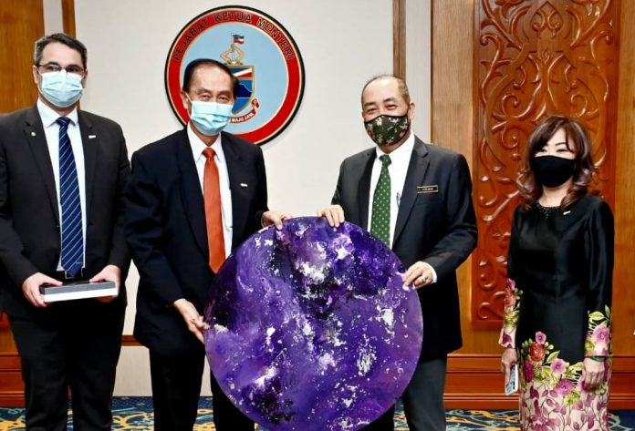 Chief Minister, Datuk Seri Hajiji Haji Noor receives a memento from MICC Chairman for Sabah, Datuk Wong Khen Thau.