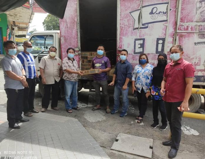 Sami Japli (empat dari kiri) menerima susu UHT daripada wakil KTC. Turut serta ialah kakitangan Unit Pemimpin Pembangunan Masyarakat (UPPM) dan ahli jawatankuasa Induk, Pemuda dan Wanita (IPW) Parti Bersatu Sabah (PBS) DUN Kundasang.