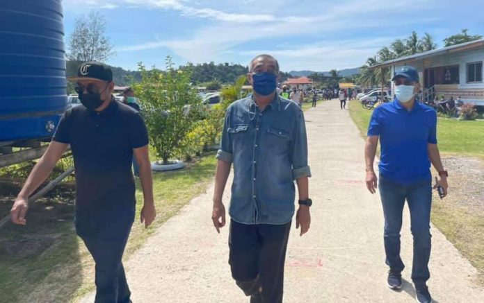 Salleh during his visit to SK Kuala Abai to witness the vaccination programme there.