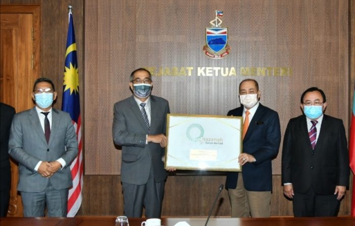 Ketua Menteri Datu Seri Panglima Hajiji Haji Noor (dua dari kanan) dan pengerusi Qhazanah Sabah Berhad, Datuk Seri Dr Salleh Said Keruak (dua dari kiri) bersama Pengarah Datuk Dr Johnson Tee (Kanan) dan Pengarah Eksekutif, Haji Mohd Shukor Abdul Mumin (kiri).