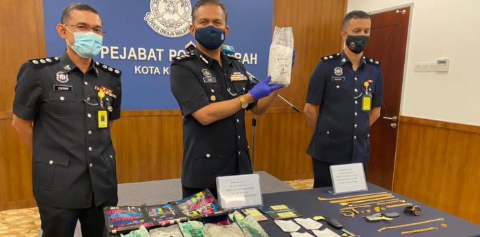 RAMPASAN DADAH: Zaidi menunjukkan rampasan dadah yang disimpan dalam bungkusan teh dalam serbuan di Inanam.