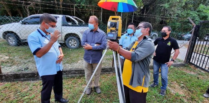 Jahid (dua dari kiri) di perkarangan pejabat JTU Tuaran.