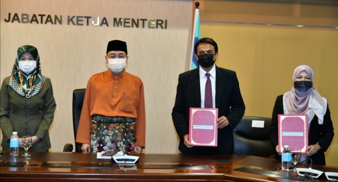Hajiji together with SESB Chief Executive Officer, Datuk Ir Abdul Nasser Abdul Wahid (second right) who represented Sabah’s side in the agreements signing ceremony.