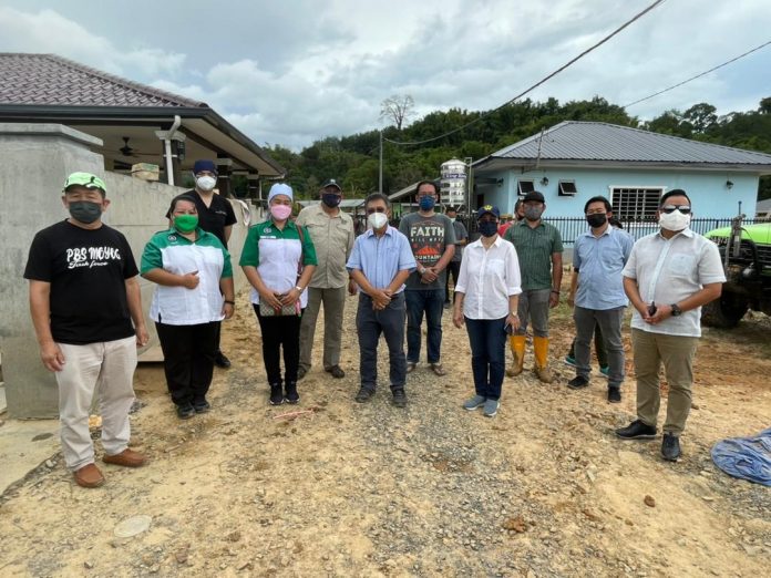 Turun padang……Barisan pemimpin PBS yang berada di kawasan terjejas banjir.
