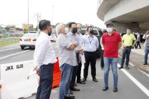 CAKNA… Bagi mempastikan segala projek pembangunan berjalan lancar Bung bersama pegawai pegawai di KKRS sering turun padang meninjau sendiri kemajuan serta masalah terhadap perlaksanaan projek-projek insfrastruktur yang dikendalikan oleh JKR