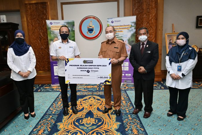 Ketua Menteri, Datuk Seri Panglima Haji Hajiji Haji Noor diiringi Ketua Pengarah Perkhidmatan Awam Malaysia, Tan Sri Mohd Khairul Adib bin Abd Rahman (tengah) dan Setiausaha Persekutuan Sabah, Datuk Dr Zulkapli Mohamed (kanan) ketika menyampaikan surat tawaran penajaan pendidikan Jabatan Perkhidmatan Awam (JPA) dan Bantuan Tunai Pendaftaran IPT (BUDI) kepada salah seorang penerima sempena majlis penyerahan surat tawaran penajaan pendidikan JPA dan BUDI Pelajar B40 di Dewan Canselor, Universiti Malaysia Sabah (UMS) di Kota Kinabalu pada Khamis.