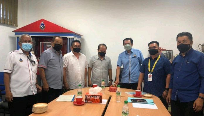 Jelani (empat dari kiri) bersama Mathius yang menyambut hari jadinya sambil diperhatikan Azman, David dan kakitangan SAFA yang lain.